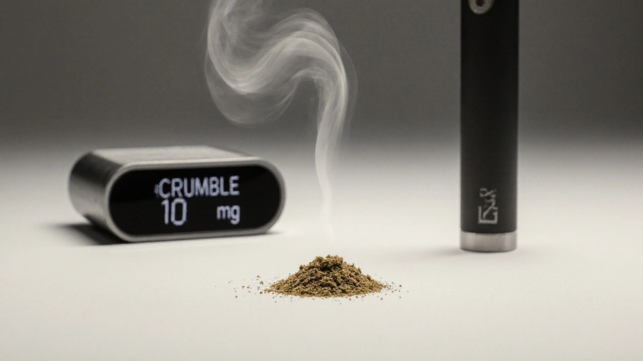 Ein winziger CBD-Crumble-Krümel auf einer Waage mit 10 mg Anzeige.